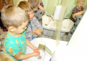 07 Dzieci w łazience ćwiczą mycie rąk z użyciem mydła